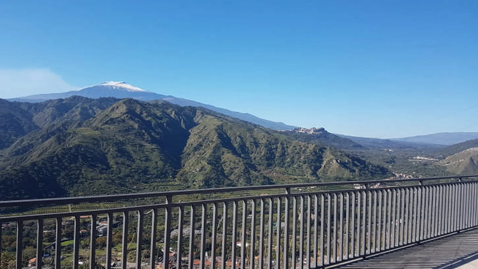 Vista dalla Piazza Belvedere Roccamare di Motta Camastra sulla valle e sull'Etna innevato