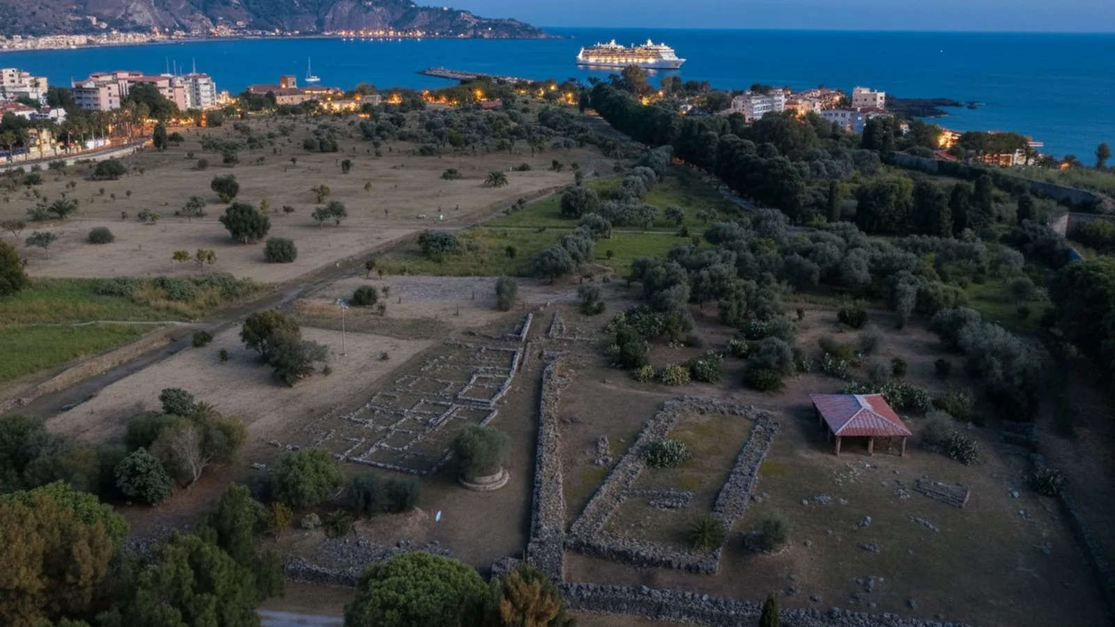 Veduta aerea dell'area archeologica di Naxos con il mare e la costa sullo sfondo